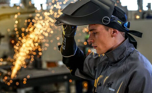 Photo d'un soudeur avec un casque en EPI