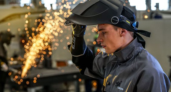 Photo d'un soudeur avec un casque en EPI