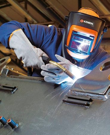 Opérateur soudant avec une torche MIG MAG