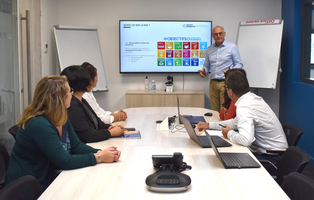 Photo de l'équipe dans la salle de réunion qui parle de nos engagements durables