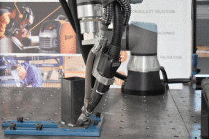 Photo d'un robot de soudage en action dans l'atelier