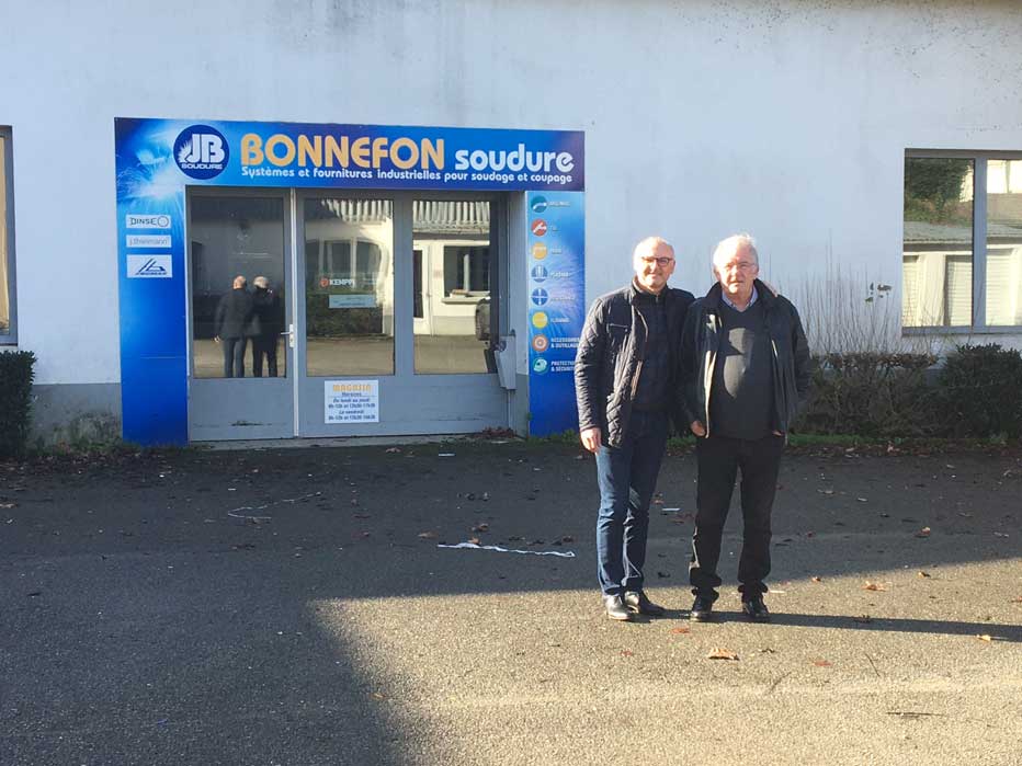 Photo de Daniel et Gérard BONNEFON devant l'ancien bâtiment BONNEFON SOUDURE