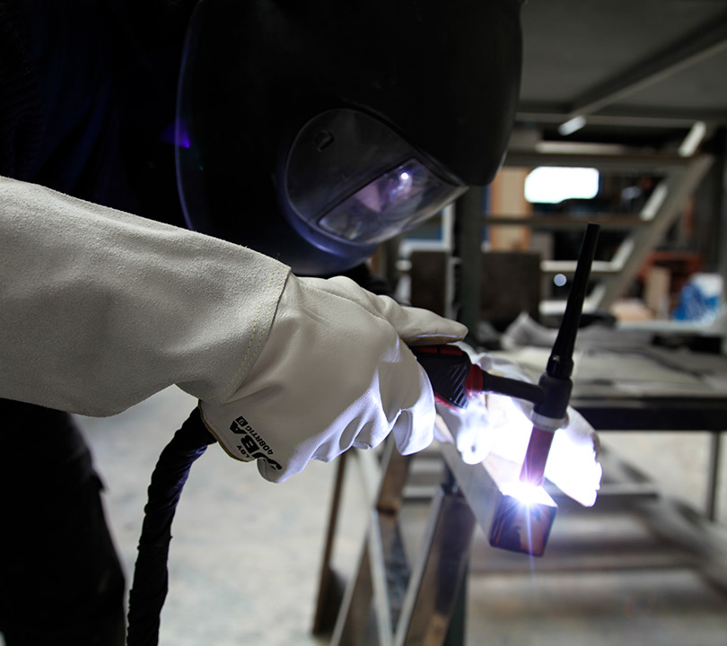 Photo de gants pour protéger les mains de la soudure