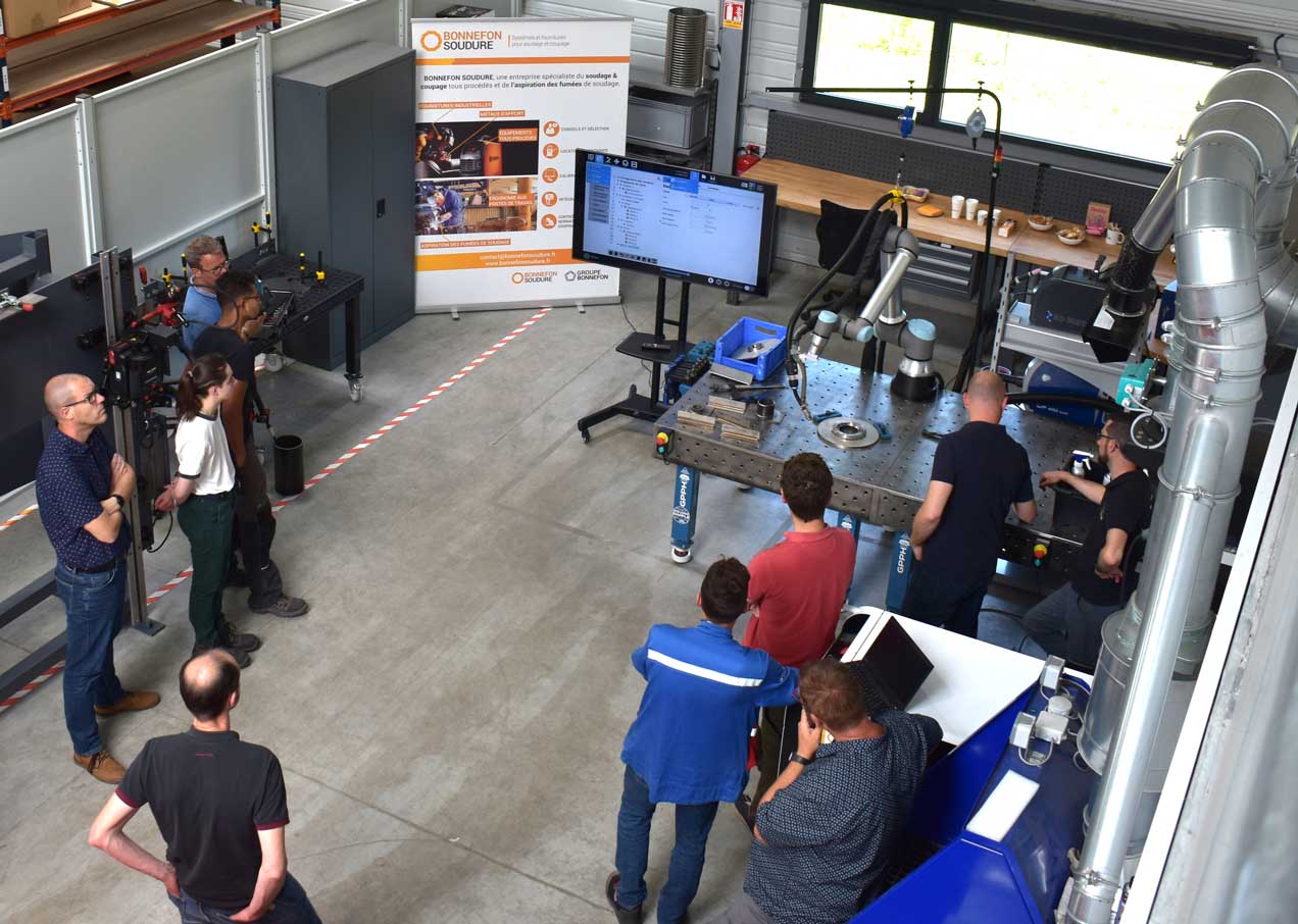 Photo de professionnels dans le TechLab à Bouguenais