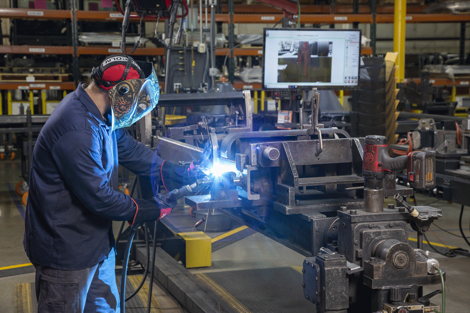 Photo d'un soudeur dans l'atelier en train de souder