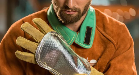 Soudeur équipé de gants /manchettes Weldas