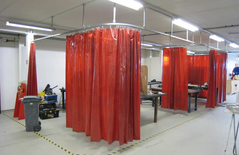 Rideaux de soudage CEPRO installés dans un atelier