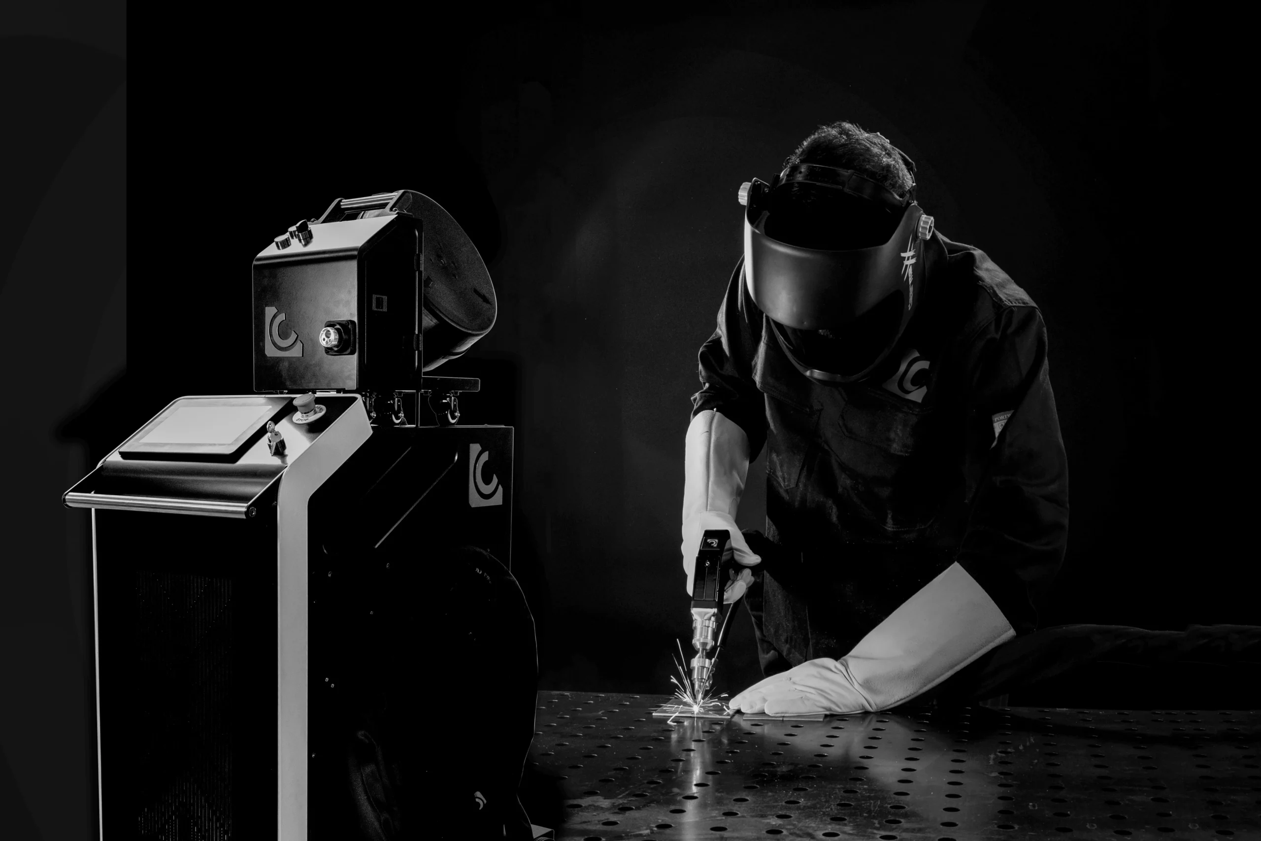 Soudeur travaillant avec un poste à souder laser manuel LC Lasers