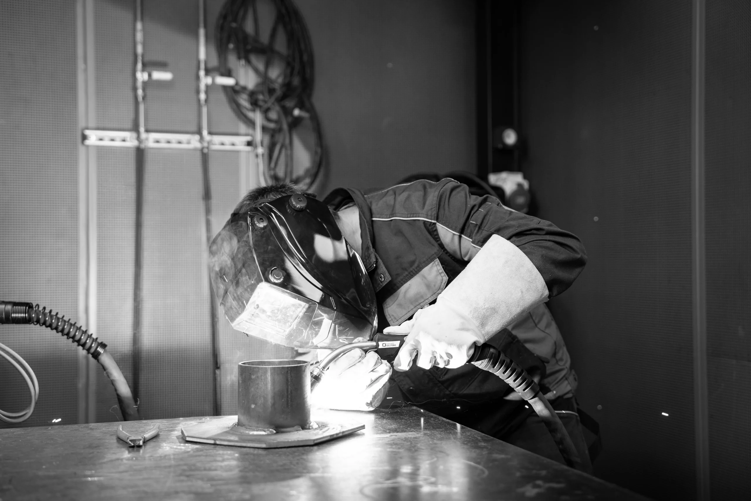 Soudeur dans atelier industriel