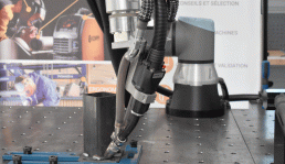 Photo d'un robot de soudage en action dans l'atelier